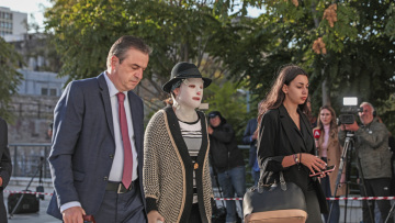 Επίθεση με βιτριόλι - Συγκλόνισε ο ψυχίατρος της Ιωάννας: Στο σπίτι έχει ένα τεράστιο καθρέφτη που τον έχει καλύψει   