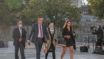 Επίθεση με βιτριόλι: Απούσα από τη δίκη η Έφη Κακαράντζουλα