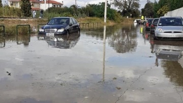 Η «Αθηνά» χτύπησε και την Πάτρα: «Λίμνες» οι δρόμοι στην παραλιακή και στο Ρίο