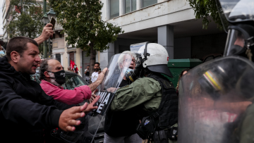 Ένταση και χημικά στο αντιφασιστικό συλλαλητήριο στην Ομόνοια