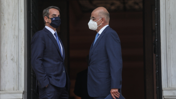 Συνάντηση Μητσοτάκη - Δένδια στο Μαξίμου για την αμυντική συμφωνία με τις ΗΠΑ