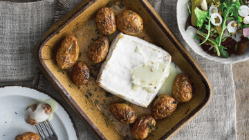 Συνταγή: Baby πατάτες με τυρί Brie και τουρσιά