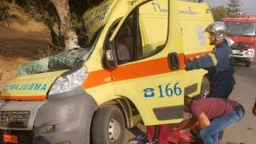 Σοβαρό τροχαίο στην Κρήτη: Ασθενοφόρο έπεσε σε ελιά και έγινε σμπαράλια