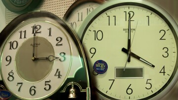 Μια ώρα πίσω γυρίζουν τα ρολόγια μας την Κυριακή 