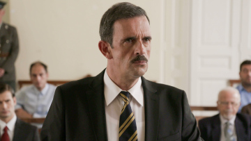 «Άγριες Μέλισσες»: Η Δόμνα κάνει μια συγκλονιστική κατάθεση και είναι η σειρά του Δούκα να ανέβει στο εδώλιο