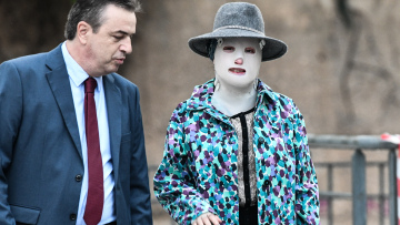 Επίθεση με βιτριόλι: «Περίμενα απαντήσεις που δεν έλαβα», είπε η Ιωάννα έξω από το δικαστήριο