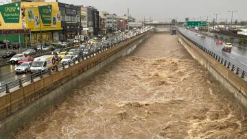 Κακοκαιρία Μπάλλος: Ξεχείλισε ο Κηφισός στη γέφυρα του Ρέντη - Στο επίπεδο του δρόμου η στάθμη