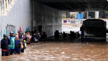 Κακοκαιρία Μπάλλος: Στα διεθνή ΜΜΕ το λεωφορείο που «βυθίστηκε» στην Ποσειδώνος 