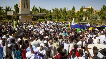 Σουδάν: Διαδηλωτές ζητούν από τον στρατό να αναλάβει την εξουσία