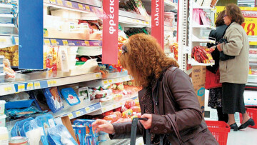 Ακρίβεια: Τα σενάρια για φοροελαφρύνσεις και ενισχύσεις του εισοδήματος