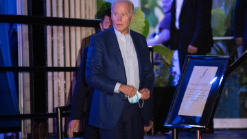 Χωρίς μάσκα για τον κορωνοϊό ο Τζο Μπάιντεν και η σύζυγός του σε βραδινή έξοδο στην Ουάσινγκτον