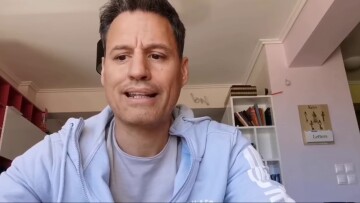 Ο Γρηγόρης Πετράκος (με rapid test) έκανε πρεμιέρα στο εμβολιασμένο κοινό του