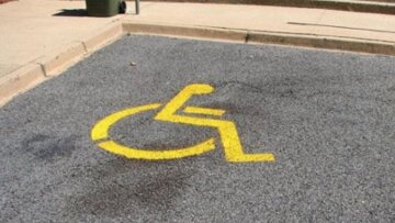 Θεσσαλονίκη: Ισπανός πάρκαρε παράνομα σε θέση ΑΜΕΑ και επιτέθηκε σε σύμβουλο του Δήμου με αναπηρία