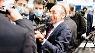 Γαλλία: Οργή με την... άστοχη πλάκα του ακροδεξιού Ζεμούρ - Σημάδεψε με οπλοπολυβόλο δημοσιογράφους - Δείτε βίντεο