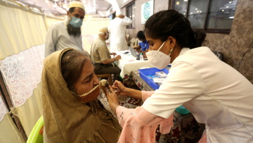 Εμβόλια για τον κορωνοϊό: Η Ινδία γιορτάζει τη χορήγηση της δισεκατομμυριοστής δόσης