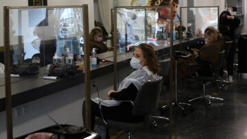 Αρνητής έκανε μήνυση σε κομμωτήριο στη Θεσσαλονίκη: Απαιτούσε να τον κουρέψει ανεμβολίαστος χωρίς μάσκα