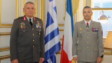 Με το μετάλλιο της Λεγεώνας της Τιμής τιμήθηκε ο αρχηγός ΓΕΕΘΑ Κωνσταντίνος Φλώρος στο Παρίσι