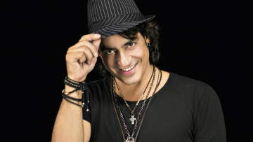 Διονύσης Σχοινάς: «Με την σύζυγό μου, Καίτη Γαρμπή, έχουμε τσακωθεί πολλές φορές, έχω φύγει από το σπίτι, αλλά για τρία λεπτά»