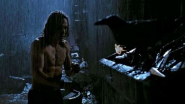 Άλεκ Μπάλντουιν: Ξύπνησαν μνήμες από το «Κοράκι» όταν ο Μπράντον Λι πυροβολήθηκε θανάσιμα στα γυρίσματα της ταινίας 