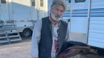 Άλεκ Μπάλντουιν: Το συνεργείο χρησιμοποιούσε για πλάκα το όπλο που σκότωσε τη Χάτσινς - Τι αναφέρουν νέες μαρτυρίες