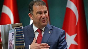 Ερσάν Σανέρ: Αποσύρεται από την πολιτική σκηνή  - «Δείχνει» εσωκομματικό αντίπαλο για τη διαρροή του ροζ βίντεο