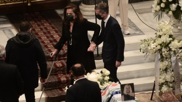 Συγκινημένη και υποβασταζόμενη η Ντόρα Μπακογιάννη στη Μητρόπολη για το τελευταίο «αντίο» στη Φώφη Γεννηματά 
