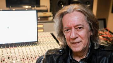 Κώστας Τουρνάς: Η ευτυχισμένη συμβίωση με την σύζυγό του και η έμπνευση πίσω από την επιτυχία «Όμορφη»