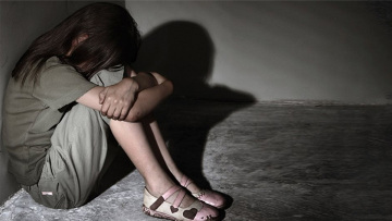 Προκλητικός ο καθηγητής που κατηγορείται για παρενόχληση 11χρονης: Έχω έντονο βλέμμα - Έγραφε για «μαθητριούλες» που τον έλεγαν... Κλούνεϊ