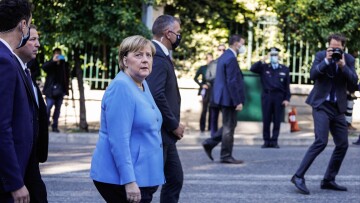 Spiegel για την επίσκεψη Μέρκελ: «Θα ζητήσει συγγνώμη από τους Έλληνες που έχασαν τη δουλειά τους;»