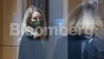 Σκάνδαλο Theranos: Οι βαθύπλουτοι που έπεσαν θύματα της Ελίζαμπεθ Χολμς