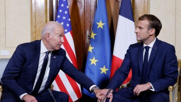 Σύνοδος G20: «Ημασταν άγαρμποι» είπε ο Μπάιντεν στον Μακρόν για το AUKUS, ενώ οι σύζυγοί τους δήλωσαν... «αδελφές»
