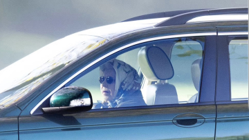 Η Βασίλισσα Ελισάβετ είναι καλά και βγήκε βόλτα οδηγώντας η ίδια το αυτοκίνητό της 