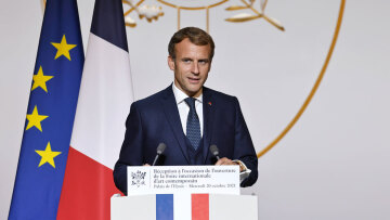 Ο Μακρόν αναβάλλει τη μεταρρύθμιση του συνταξιοδοτικού συστήματος μέχρι τις εκλογές του 2022