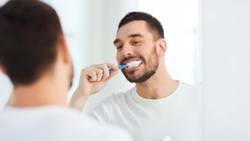 Ποια είναι η ασθένεια που απειλεί όσους έχουν χάσει έστω και ένα δόντι 