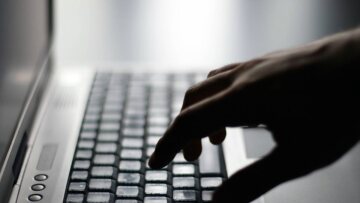 Στον ανακριτή η μητέρα που κατηγορείται για παιδική πορνογραφία σε βάρος της ανήλικης κόρης της στον Βόλο