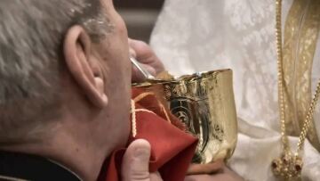 Παρέμβαση εισαγγελέα για τον ιερέα στη Μυτιλήνη που κοινωνούσε πιστούς ενώ είχε κορωνοϊό