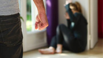 Σε «κόκκινη» ετοιμότητα οι εισαγγελείς για την ενδοοικογενειακή βία και τις δολοφονίες γυναικών