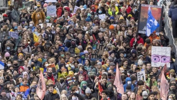 Δεκάδες χιλιάδες άτομα διαδήλωσαν για το κλίμα στη Γλασκώβη