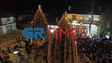 Στη Χαλκιδική «άναψε» το πρώτο χριστουγεννιάτικο δέντρο στην Ελλάδα