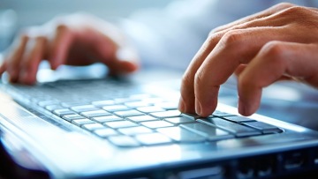 Ζευγάρι απατεώνων εξαπάτησε έννεα άτομα μέσω διαδικτύου σε όλη τη χώρα