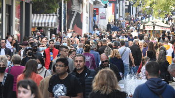 Νέα μέτρα: Λιακάδα και εκπτώσεις έβγαλαν τον κόσμο στις αγορές, μπαράζ ελέγχων από την Αστυνομία