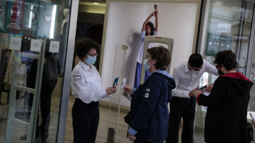 Εντατικοί έλεγχοι παντού και νέα μέτρα από Δευτέρα για ανεμβολίαστους σε δημόσιο και τράπεζες