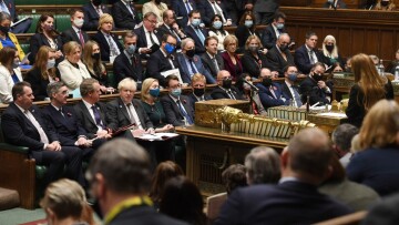 Βρετανία: Διπλοθεσίτες οι 90 από τους 360 βουλευτές των Τόρις