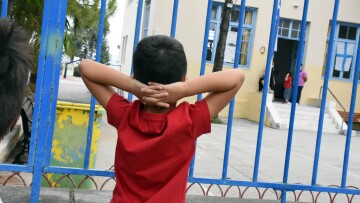 Σέρρες: Γονείς αρνητές δεν αφήνουν τα τέσσερα παιδιά τους να πάνε σχολείο γιατί δεν δέχονται τη μάσκα και τα self tests