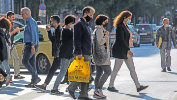 Κορωνοϊός: «Σαρώνει» τη χώρα από τη Βόρεια Ελλάδα έως την Πελοπόννησο, τρομάζουν οι 480 νέες νοσηλείες σε μία ημέρα