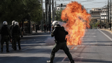 Σε κακούργημα μετατρέπεται η κατοχή και χρήση μολότoφ σε πορείες