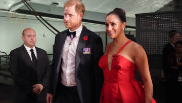 Μέγκαν Μαρκλ: Λαμπερή με κατακόκκινο φόρεμα στη Νέα Υόρκη