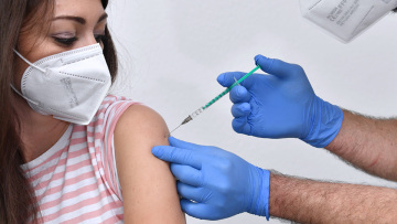 Κορωνοϊός: Αποστάσεις της Επιτροπής Εμβολιασμών από Μαγιορκίνη για τα εμβόλια γρίπης και κορωνοϊού