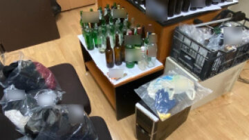 Επίθεση στη Τροχαία Πειραιά: Κοντάρια με πυρσούς και άλλα «πολεμοφόδια» βρήκαν στα σπίτια των δύο συλληφθέντων 