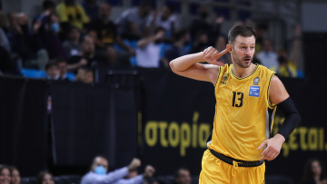 Στο νοσοκομείο ο Γέλοβατς της ΑΕΚ μετά από λιποθυμικό επεισόδιο στην προπόνηση